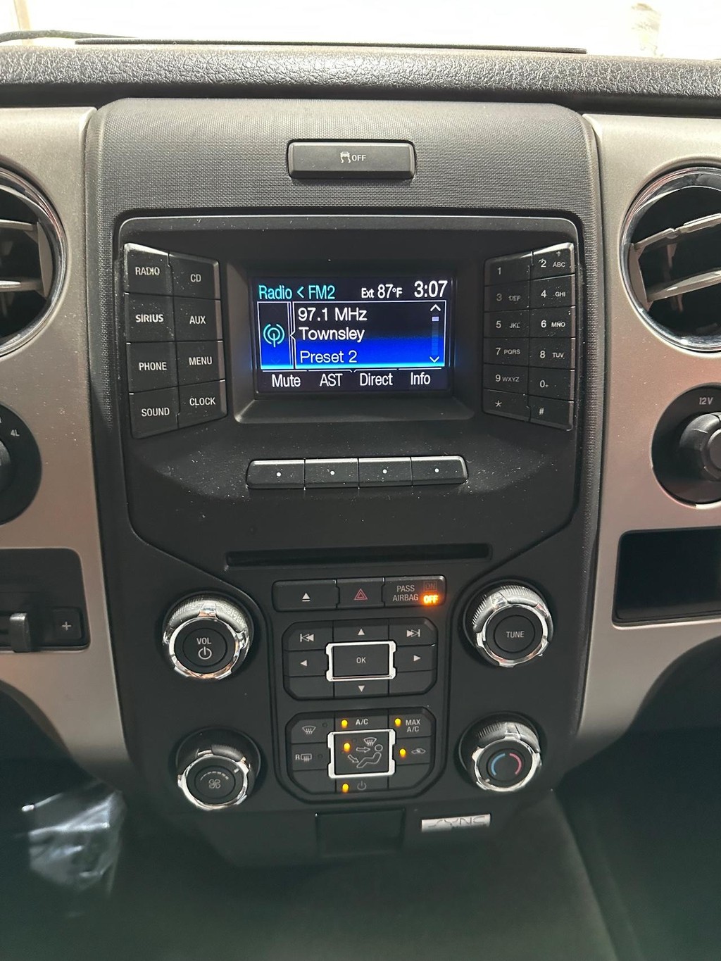 Ford F-150 Vehicle Full-screen Gallery Image 23