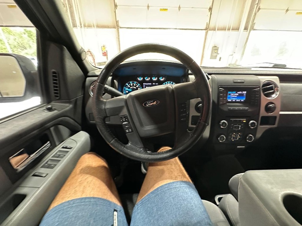 Ford F-150 Vehicle Full-screen Gallery Image 26