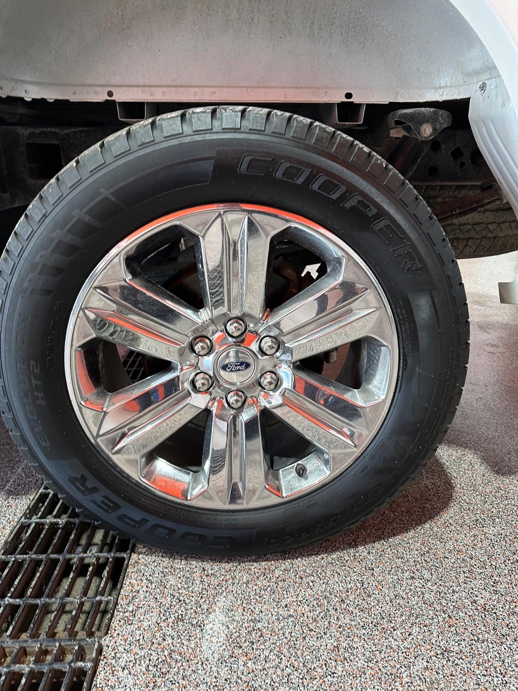 Ford F-150 Vehicle Full-screen Gallery Image 12