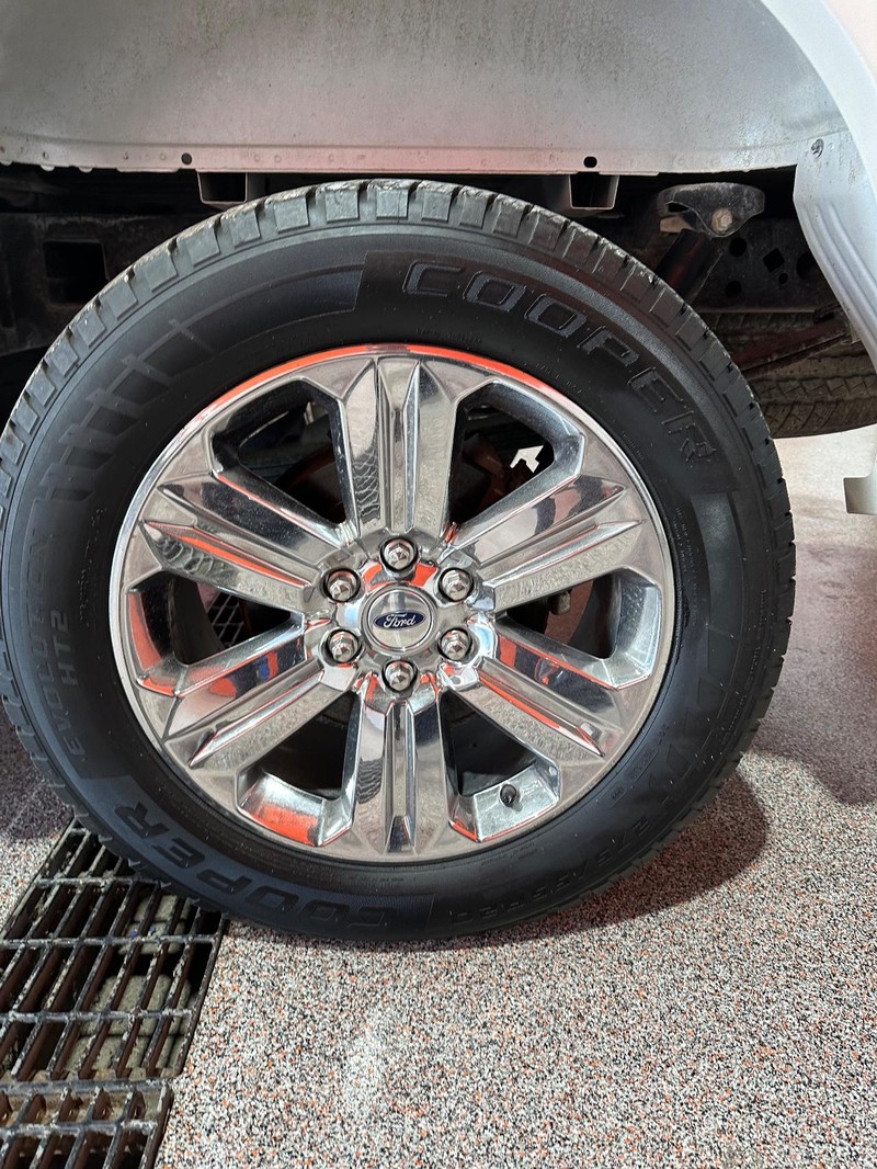 Ford F-150 Vehicle Full-screen Gallery Image 12