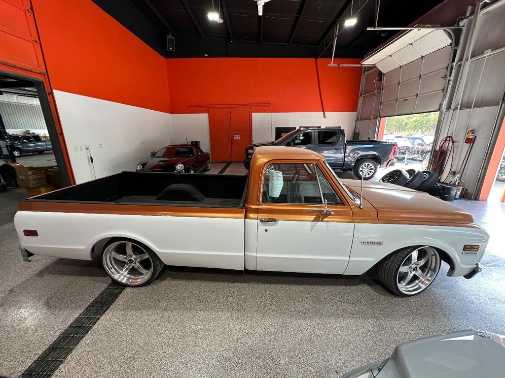 Chevrolet C/K 10 Vehicle Full-screen Gallery Image 2