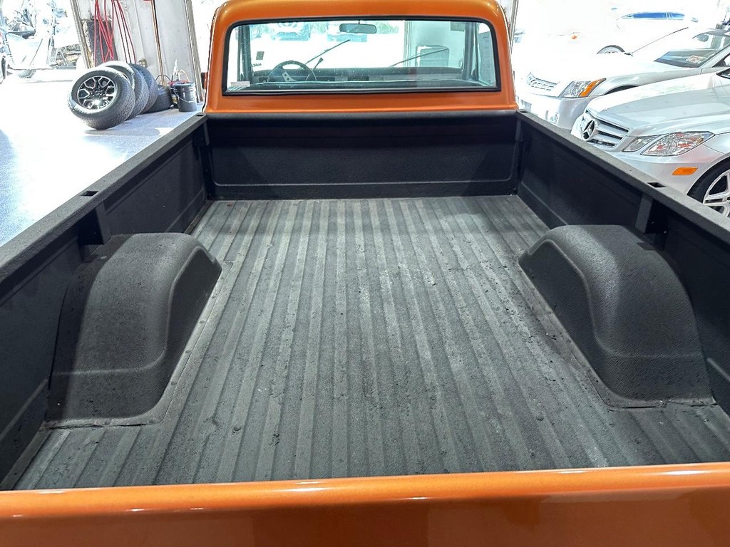 Chevrolet C/K 10 Vehicle Full-screen Gallery Image 3