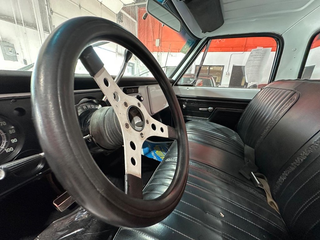 Chevrolet C/K 10 Vehicle Full-screen Gallery Image 13