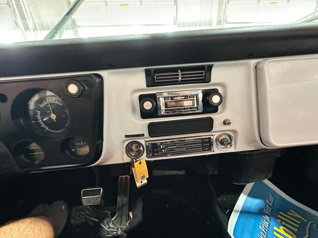 Chevrolet C/K 10 Vehicle Full-screen Gallery Image 15