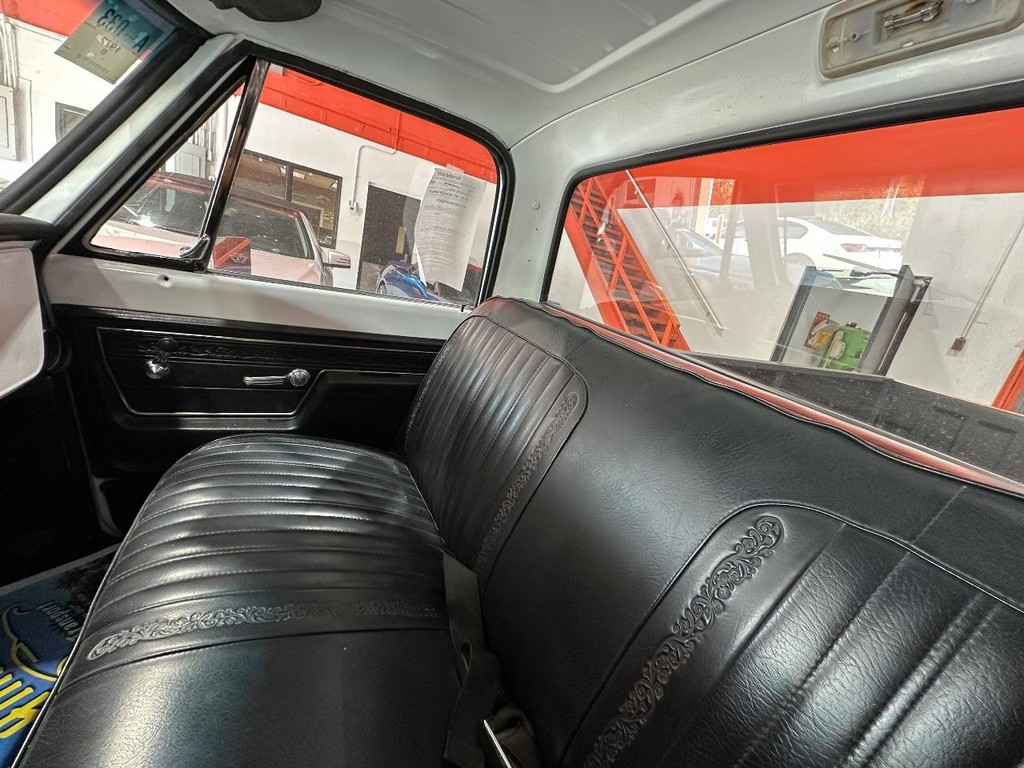 Chevrolet C/K 10 Vehicle Full-screen Gallery Image 21