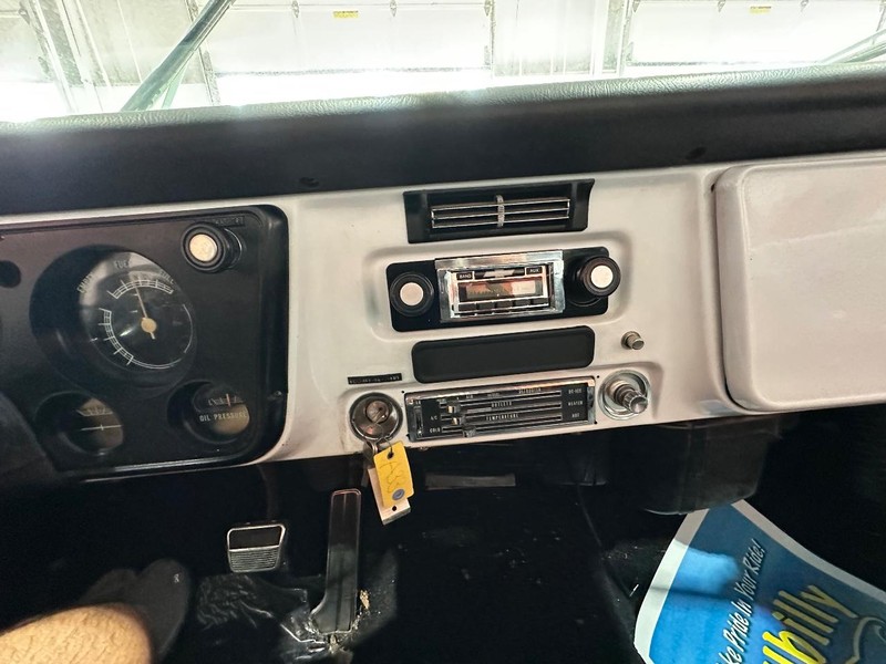 Chevrolet C/K 10 Vehicle Full-screen Gallery Image 15