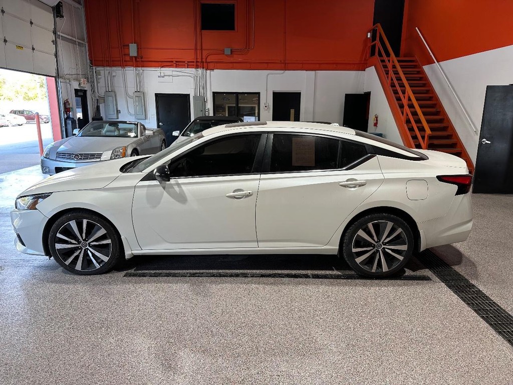 Nissan Altima Vehicle Full-screen Gallery Image 4