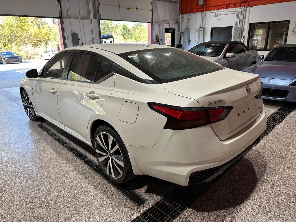 Nissan Altima Vehicle Full-screen Gallery Image 5