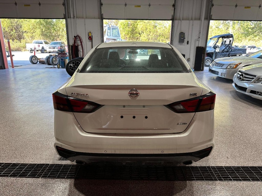 Nissan Altima Vehicle Full-screen Gallery Image 6