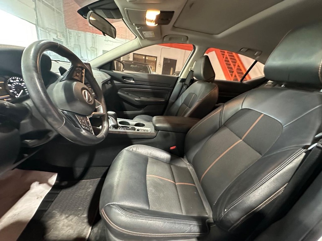 Nissan Altima Vehicle Full-screen Gallery Image 10