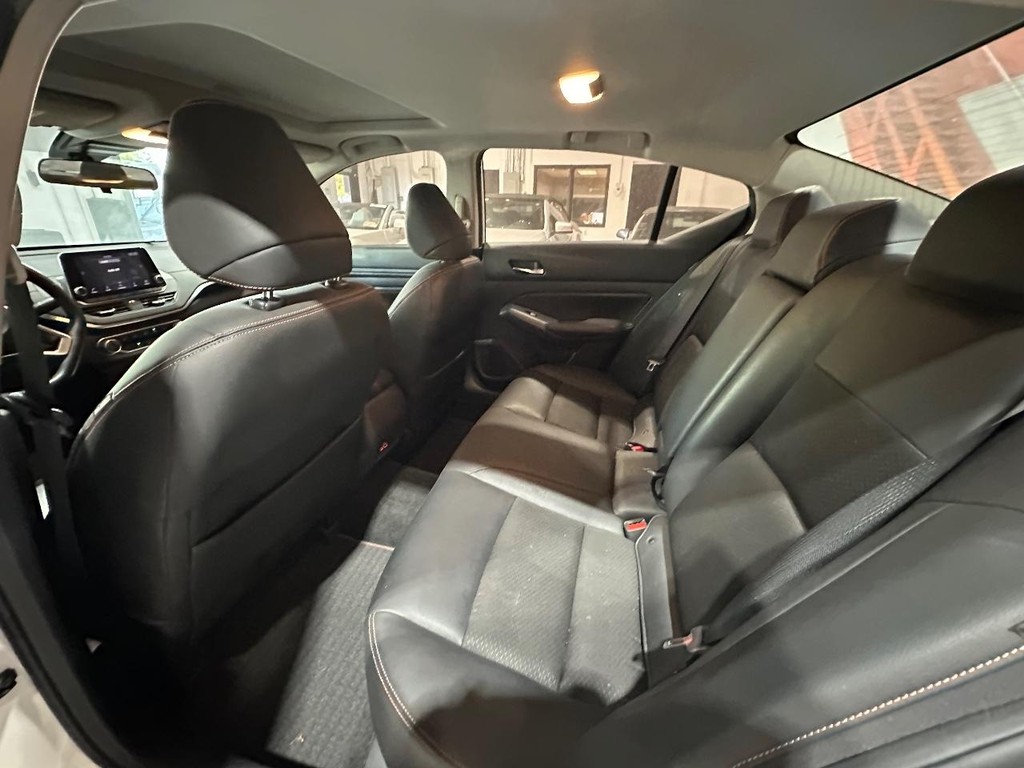 Nissan Altima Vehicle Full-screen Gallery Image 11