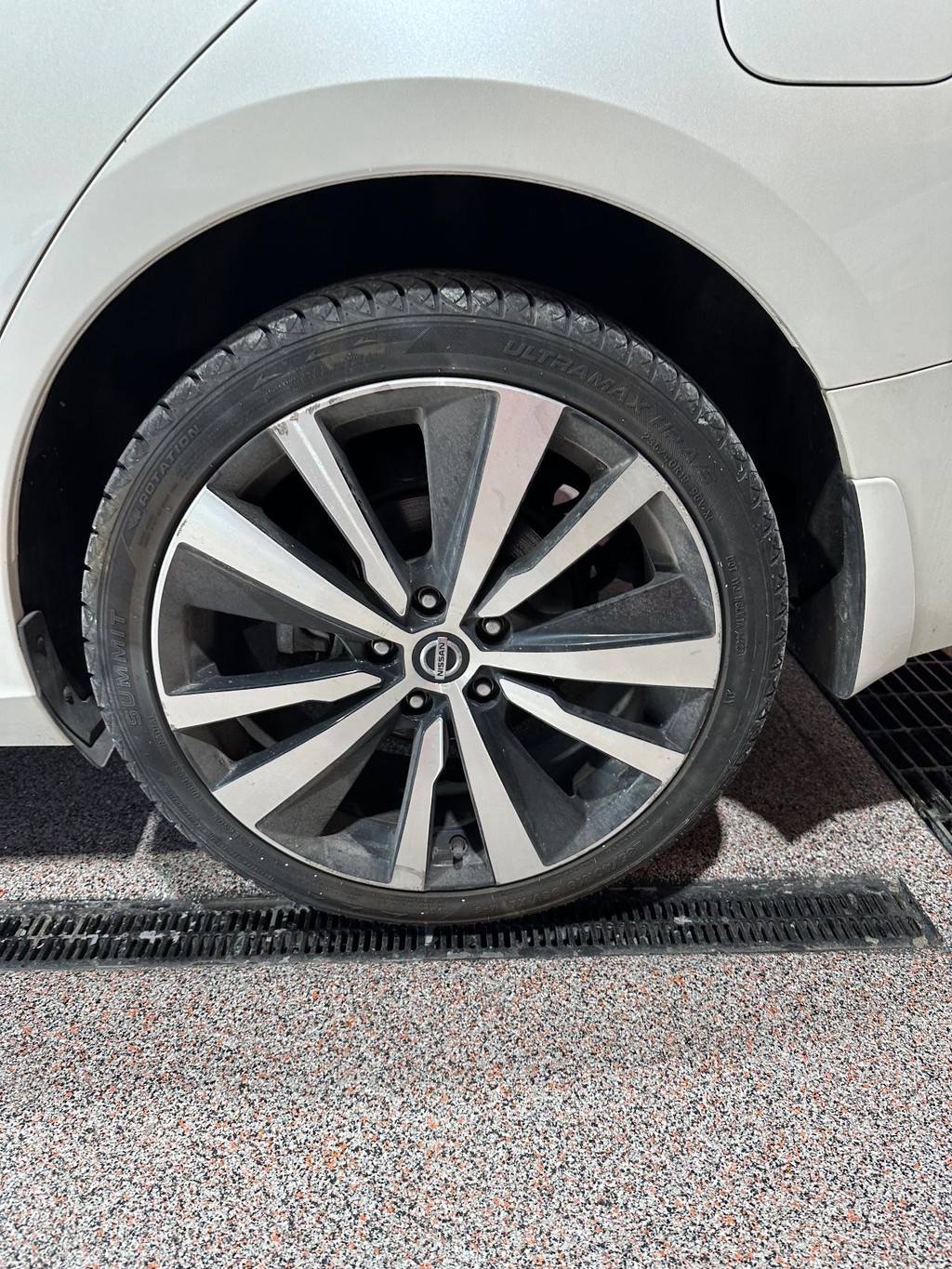 Nissan Altima Vehicle Full-screen Gallery Image 12