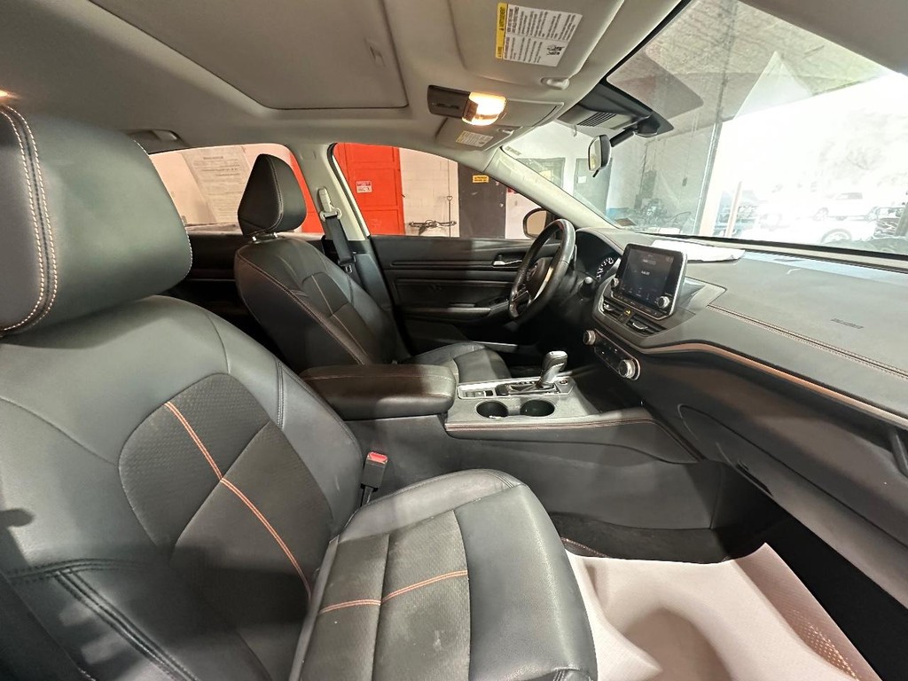 Nissan Altima Vehicle Full-screen Gallery Image 13