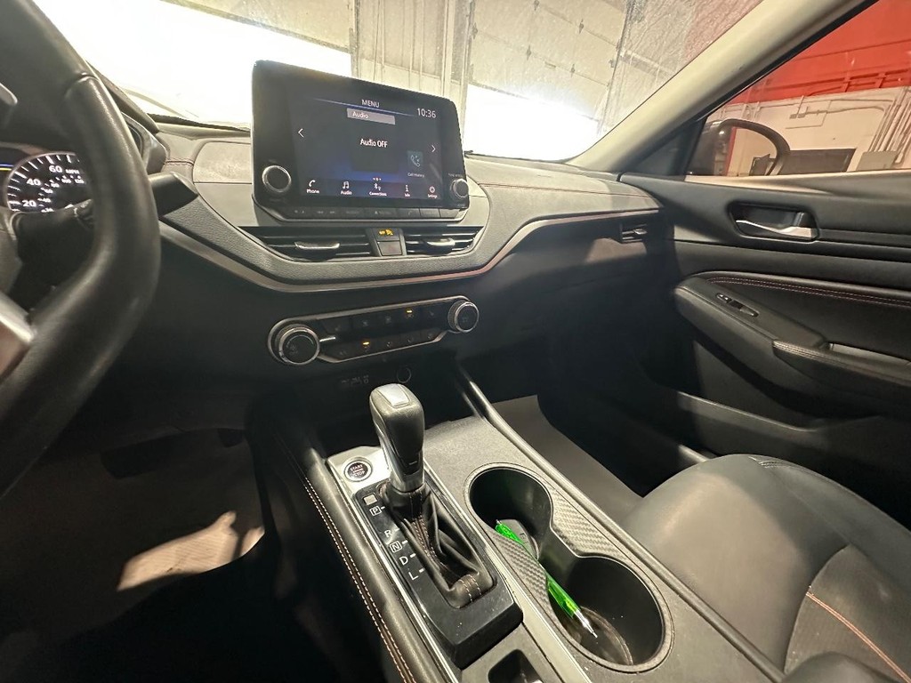 Nissan Altima Vehicle Full-screen Gallery Image 16