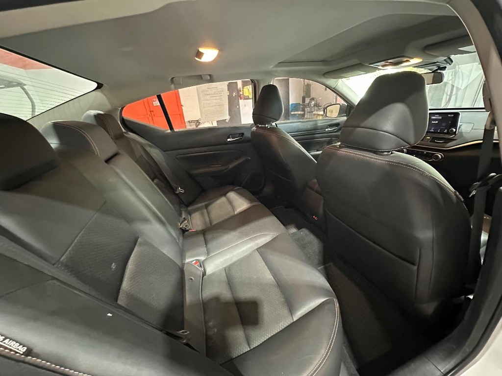 Nissan Altima Vehicle Full-screen Gallery Image 18