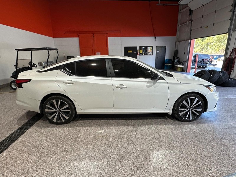 Nissan Altima Vehicle Full-screen Gallery Image 2