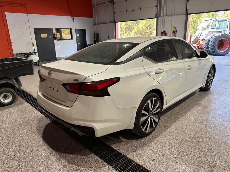 Nissan Altima Vehicle Full-screen Gallery Image 3