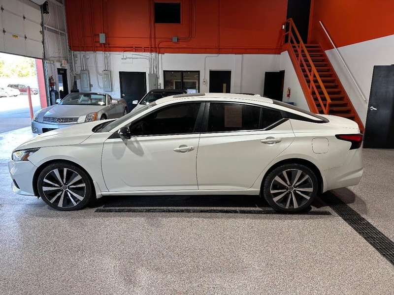 Nissan Altima Vehicle Full-screen Gallery Image 4