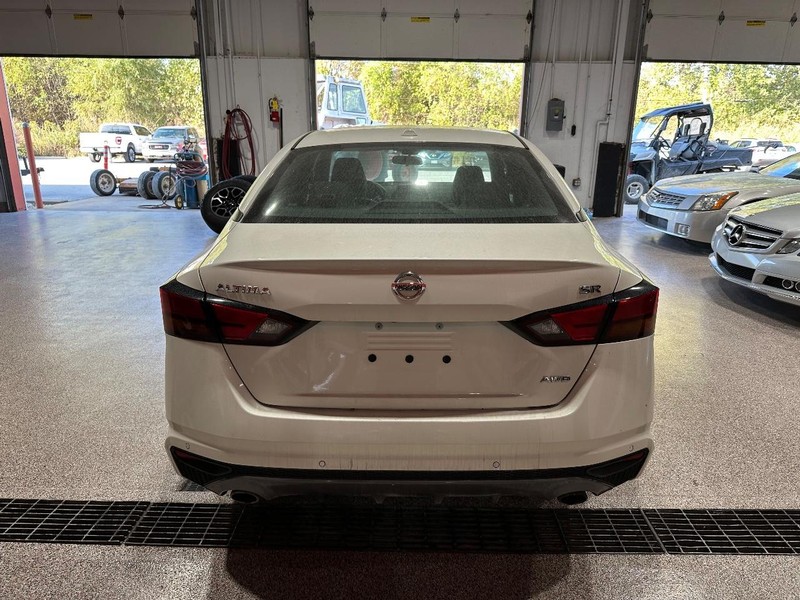 Nissan Altima Vehicle Full-screen Gallery Image 6