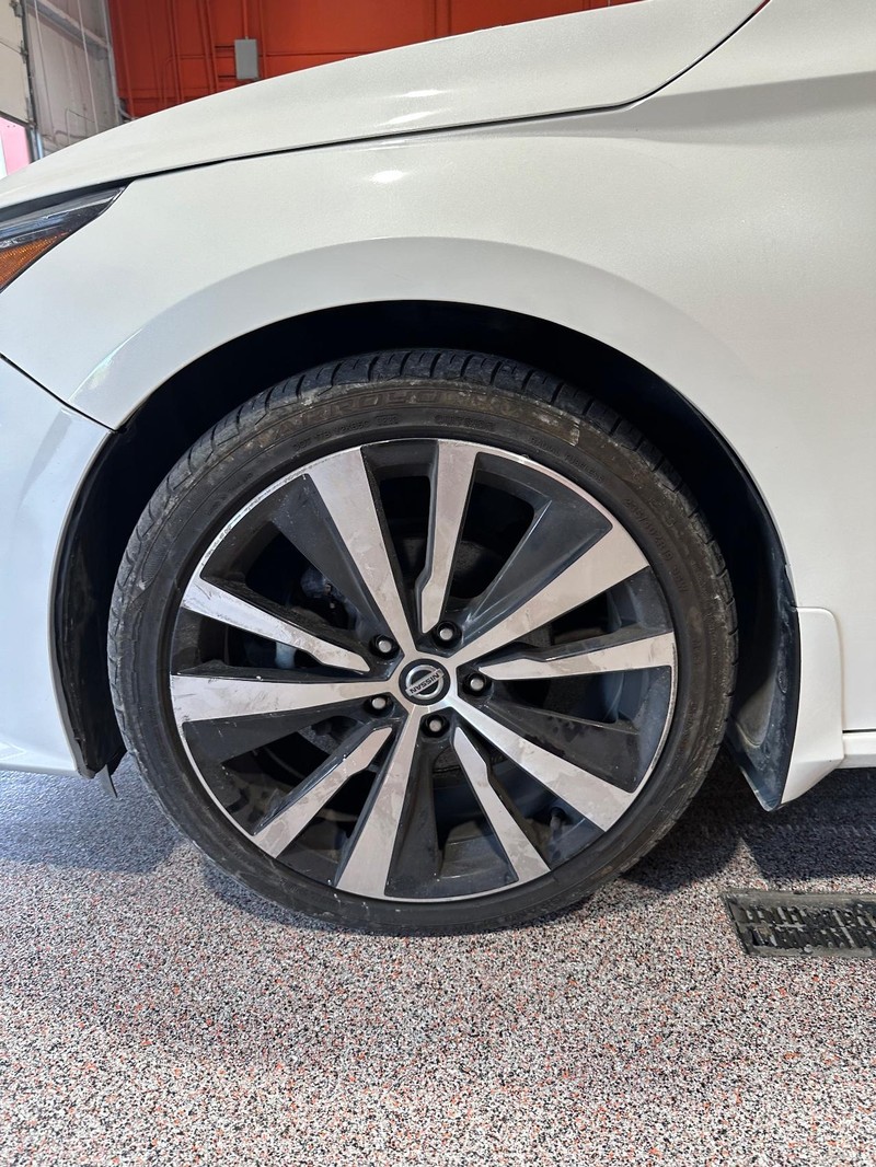 Nissan Altima Vehicle Full-screen Gallery Image 7