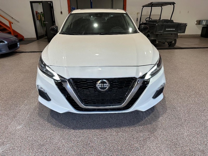 Nissan Altima Vehicle Full-screen Gallery Image 8