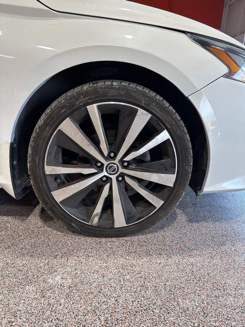 Nissan Altima Vehicle Full-screen Gallery Image 14