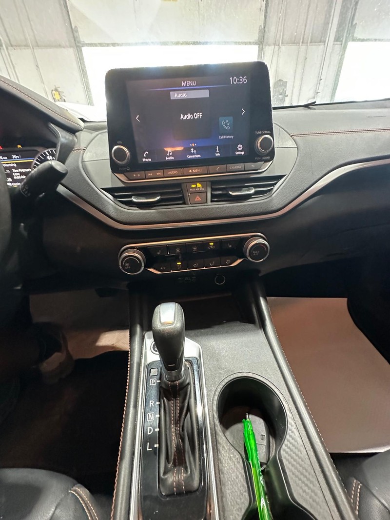 Nissan Altima Vehicle Full-screen Gallery Image 17