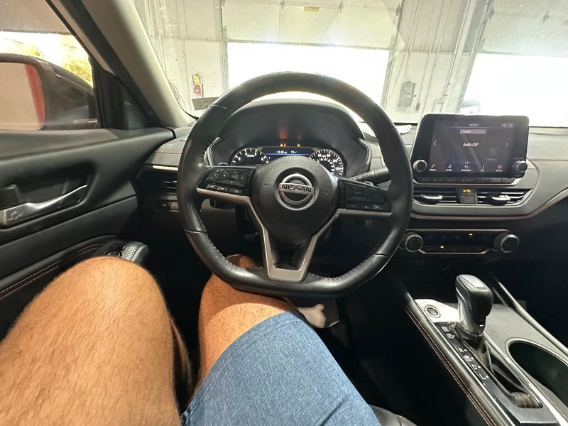 Nissan Altima Vehicle Full-screen Gallery Image 19