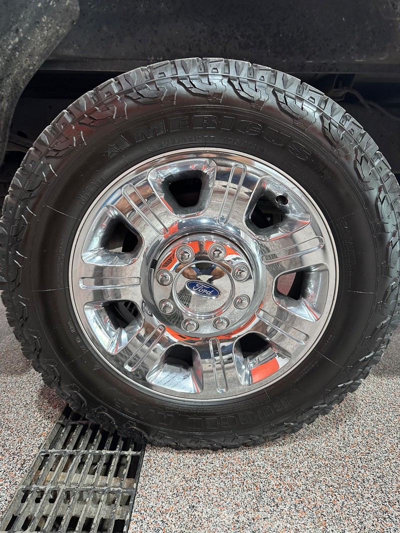 Ford Super Duty F-250 SRW Vehicle Full-screen Gallery Image 16