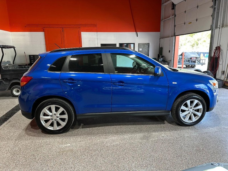 Mitsubishi Outlander Sport Vehicle Full-screen Gallery Image 2