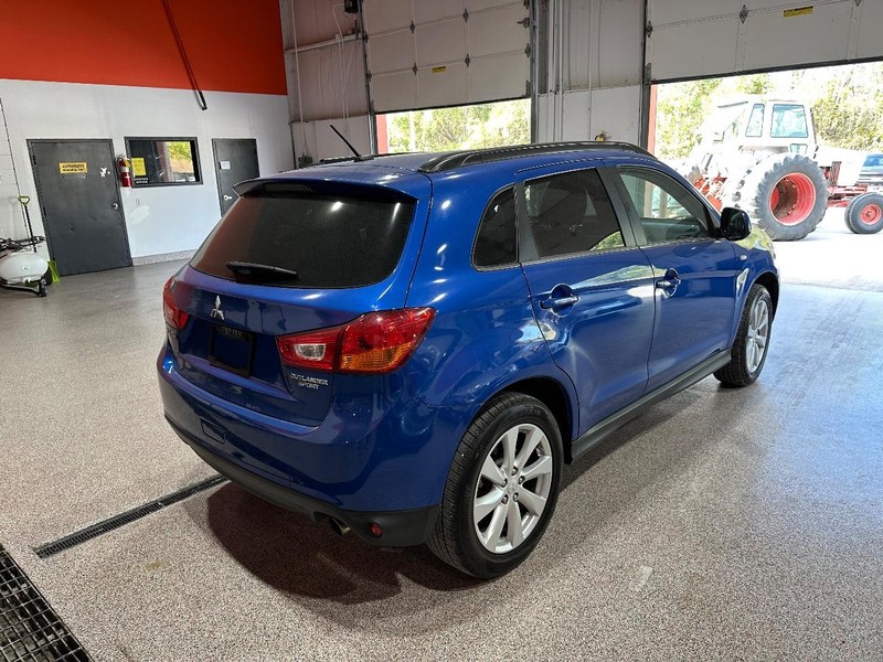 Mitsubishi Outlander Sport Vehicle Full-screen Gallery Image 3