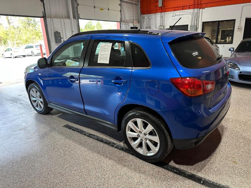 Mitsubishi Outlander Sport Vehicle Full-screen Gallery Image 5