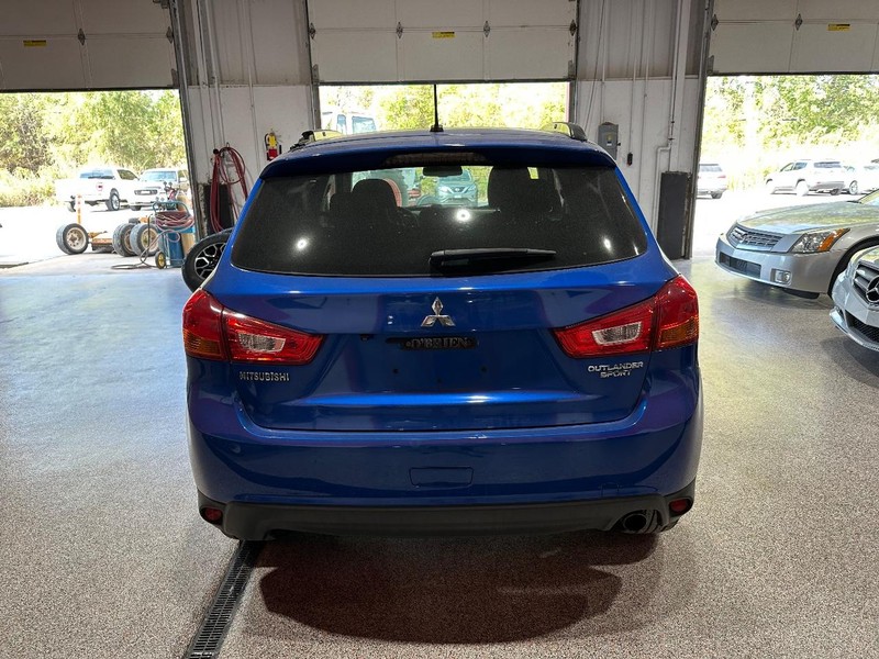 Mitsubishi Outlander Sport Vehicle Full-screen Gallery Image 6