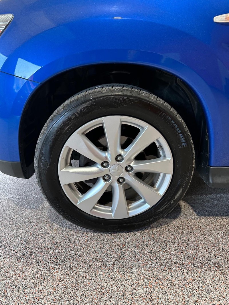 Mitsubishi Outlander Sport Vehicle Full-screen Gallery Image 7