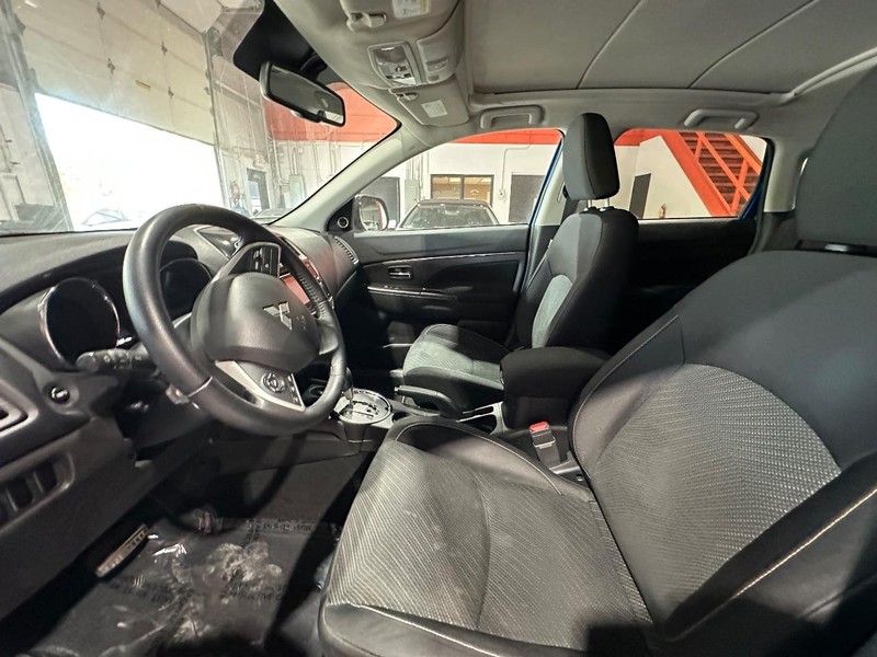 Mitsubishi Outlander Sport Vehicle Full-screen Gallery Image 10