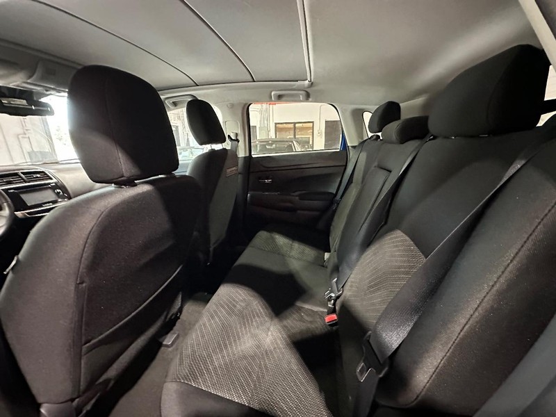 Mitsubishi Outlander Sport Vehicle Full-screen Gallery Image 11