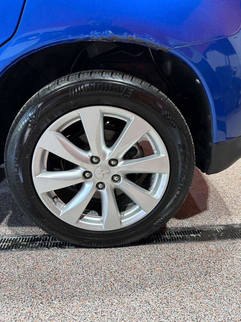 Mitsubishi Outlander Sport Vehicle Full-screen Gallery Image 12