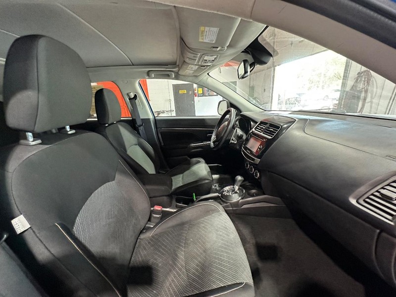 Mitsubishi Outlander Sport Vehicle Full-screen Gallery Image 13