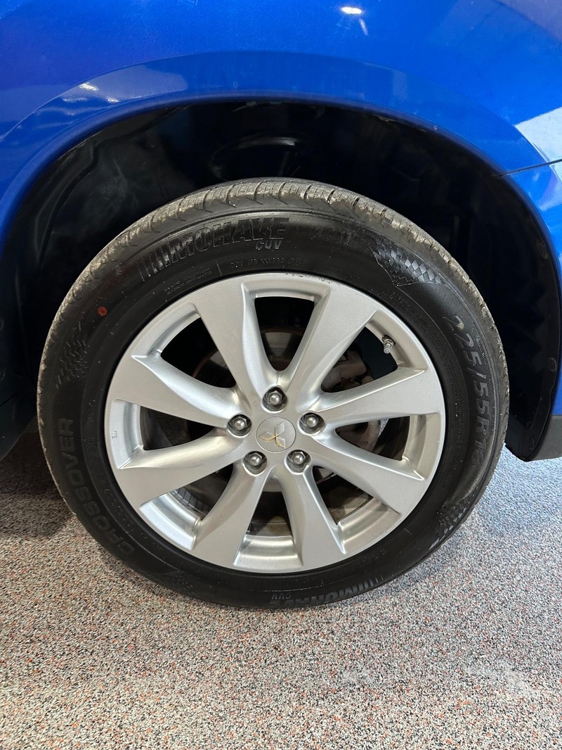 Mitsubishi Outlander Sport Vehicle Full-screen Gallery Image 14