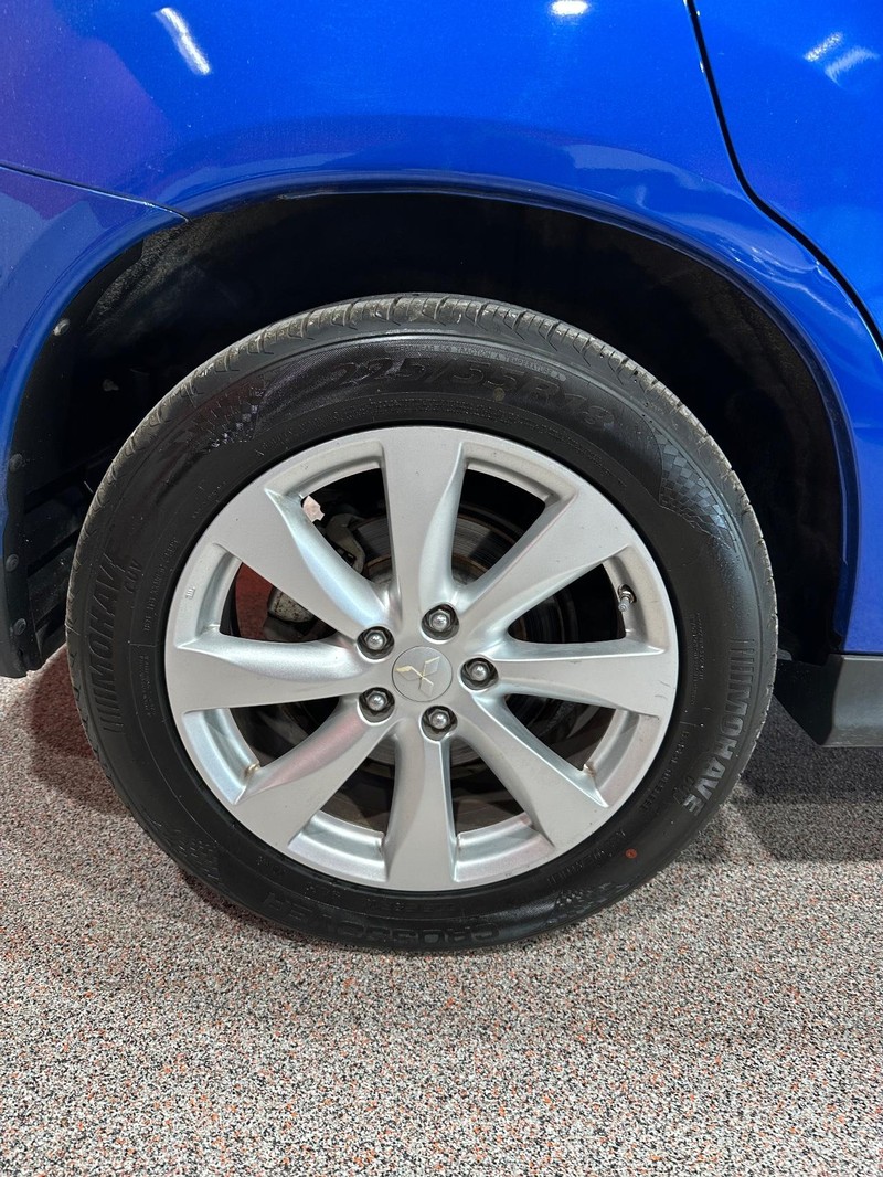 Mitsubishi Outlander Sport Vehicle Full-screen Gallery Image 15