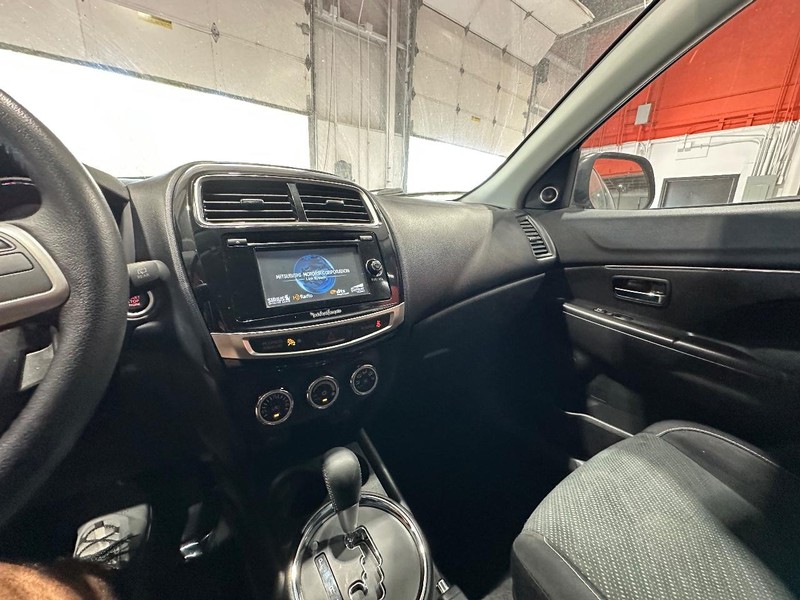 Mitsubishi Outlander Sport Vehicle Full-screen Gallery Image 16