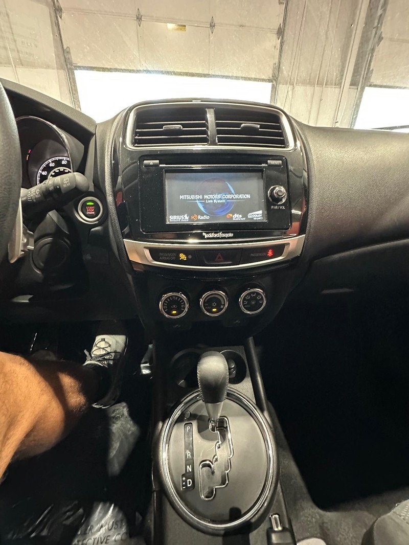 Mitsubishi Outlander Sport Vehicle Full-screen Gallery Image 17