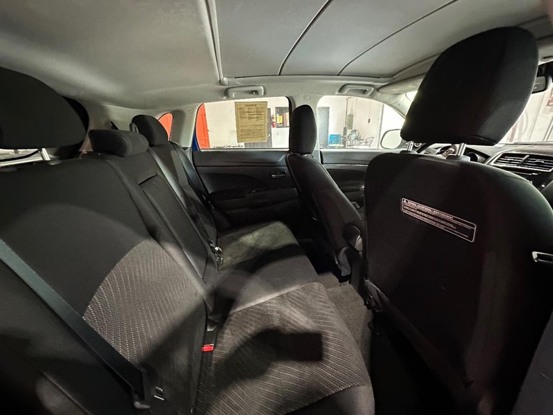 Mitsubishi Outlander Sport Vehicle Full-screen Gallery Image 18