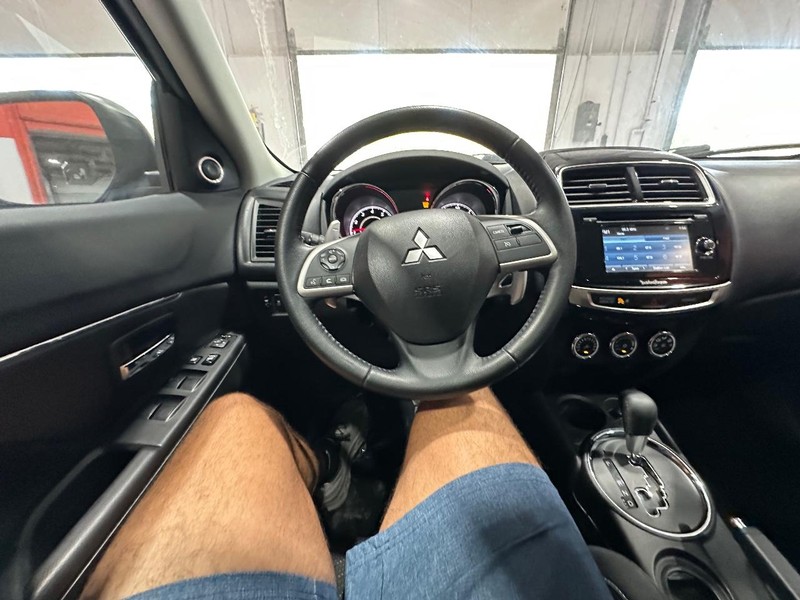 Mitsubishi Outlander Sport Vehicle Full-screen Gallery Image 19