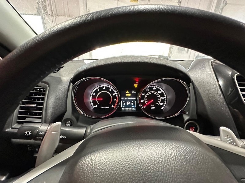 Mitsubishi Outlander Sport Vehicle Full-screen Gallery Image 20