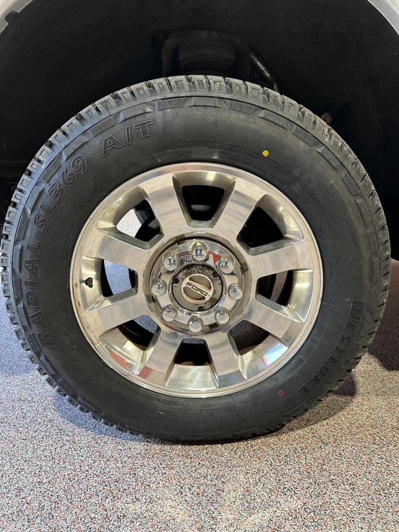 Ford Super Duty F-250 SRW Vehicle Full-screen Gallery Image 7