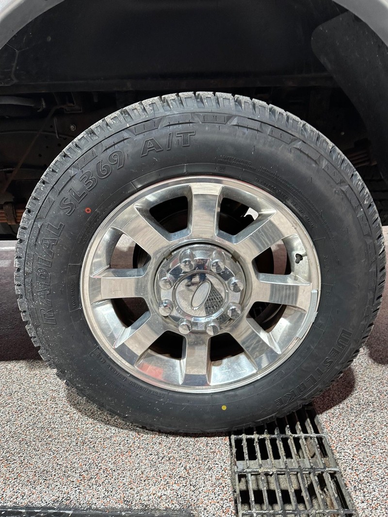 Ford Super Duty F-250 SRW Vehicle Full-screen Gallery Image 14