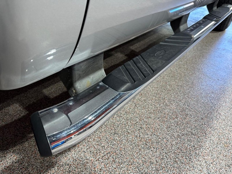 Ford Super Duty F-250 SRW Vehicle Full-screen Gallery Image 16