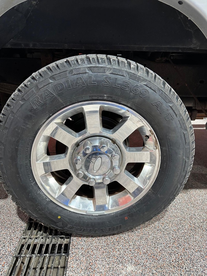 Ford Super Duty F-250 SRW Vehicle Full-screen Gallery Image 17