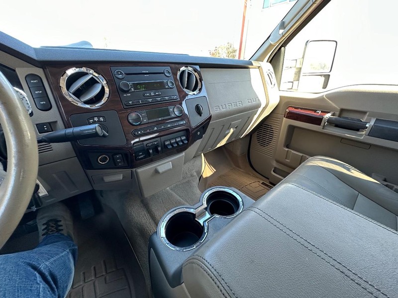 Ford Super Duty F-250 SRW Vehicle Full-screen Gallery Image 24